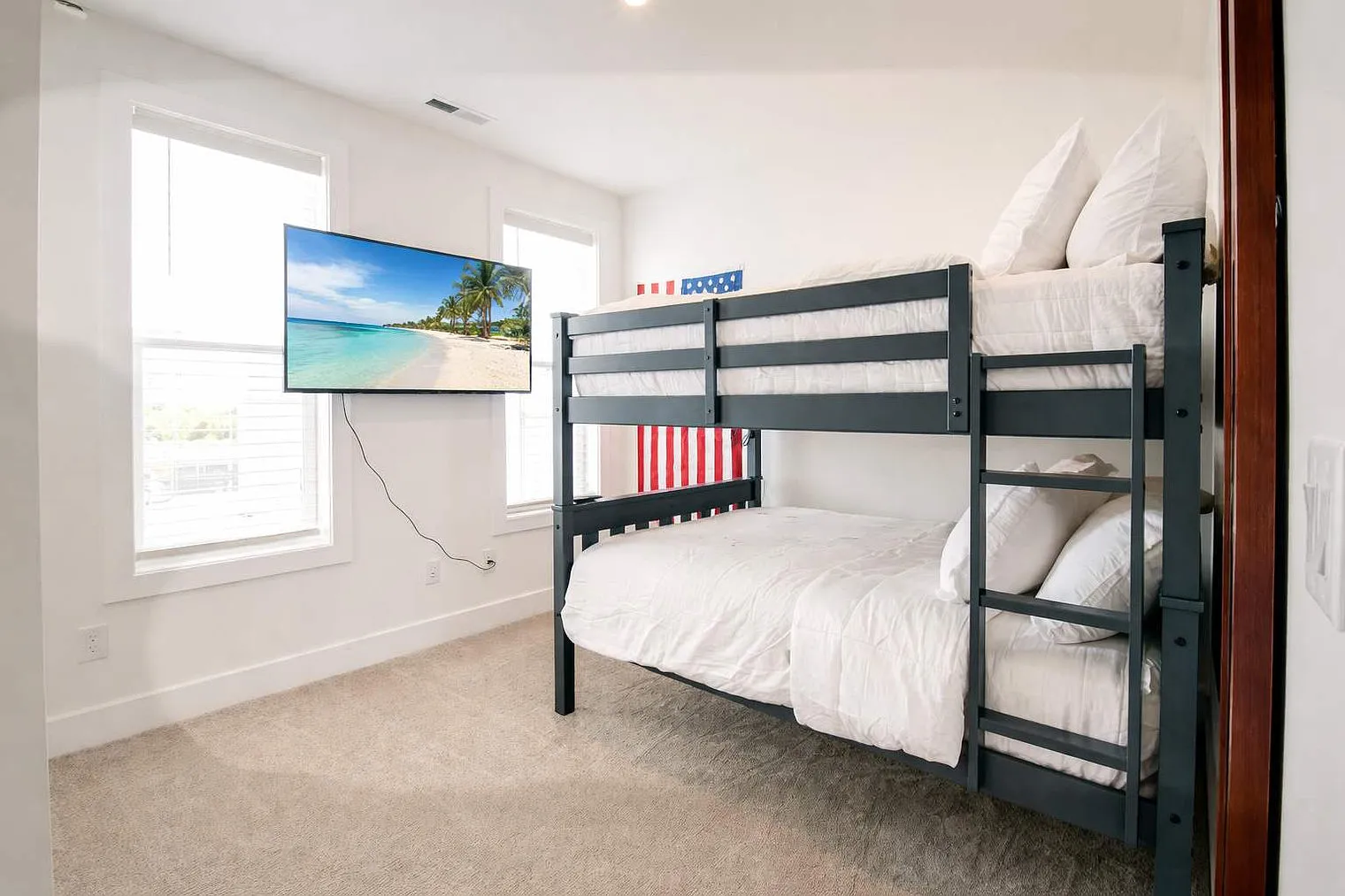 2 bed, 2.0 bath, 1485 sqft, $4,071 — Photo 4