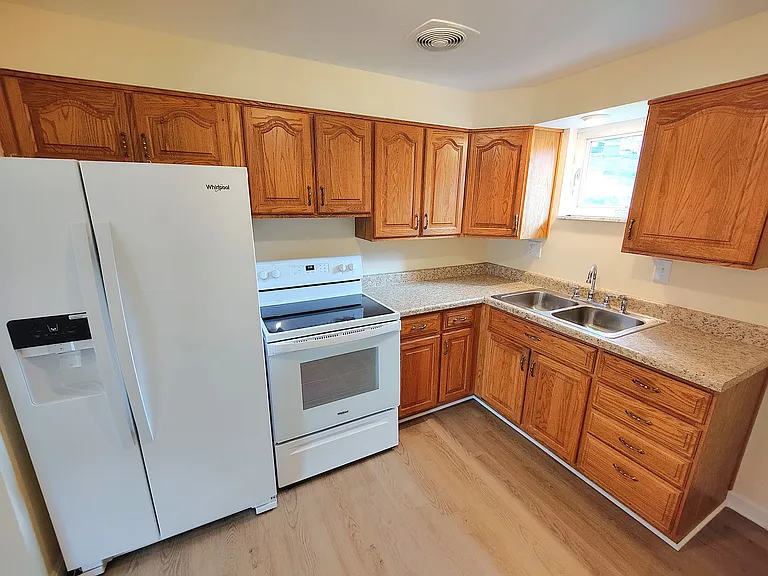 5079 Earlsdale Rd — Photo 9