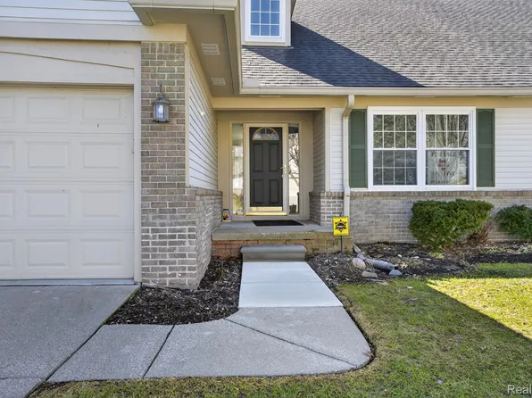 328 Four Seasons Dr, Lake Orion, MI 48360