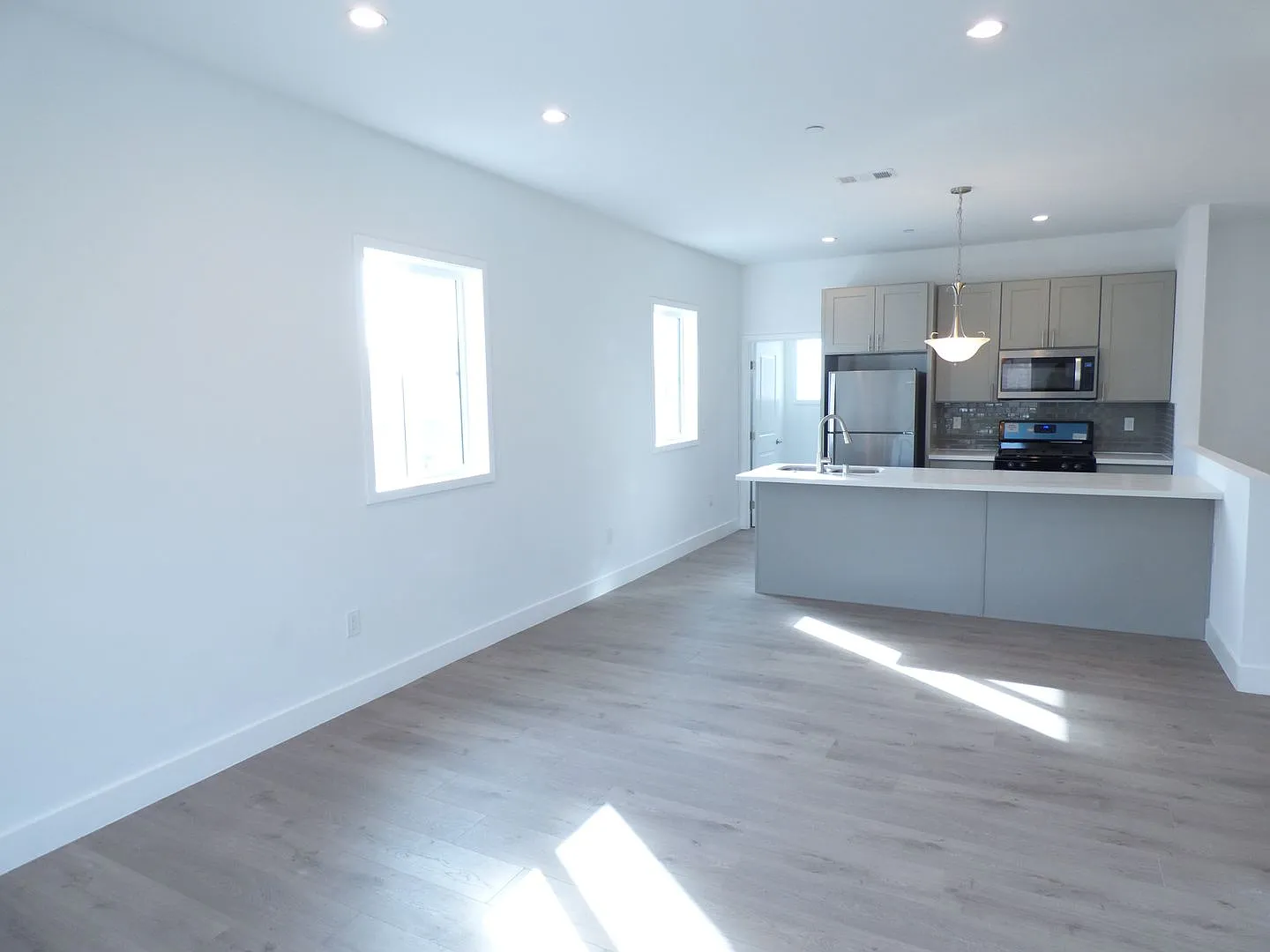 4 Bedroom Unit with 2 Car Parking! — Photo 2