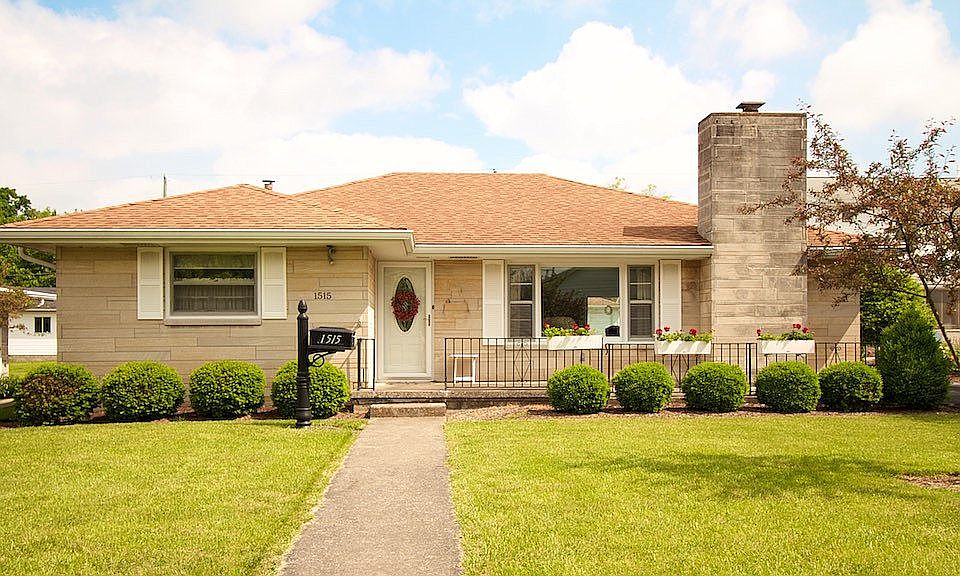 Beautiful curb appeal!