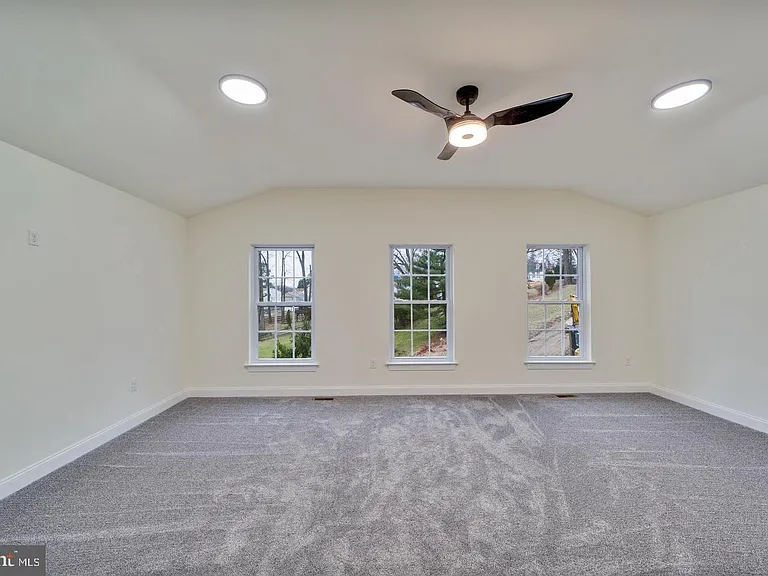 274 Oak Ave — Photo 17