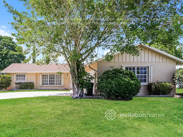 1132 Essex Dr — Photo 2