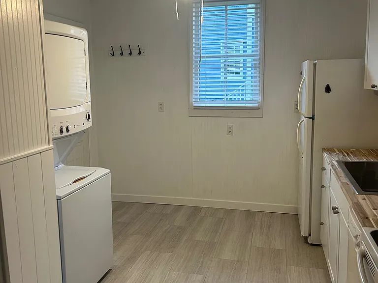 520 E Hall Ln — Photo 5