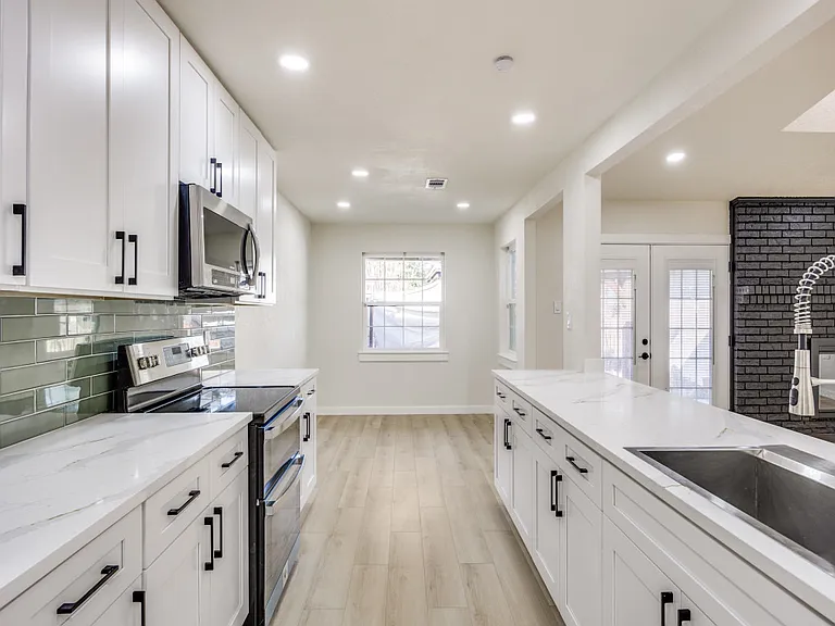 2409 Regal Rd — Photo 7