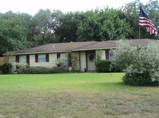 611 E Hochheim St, Yoakum, TX 77995