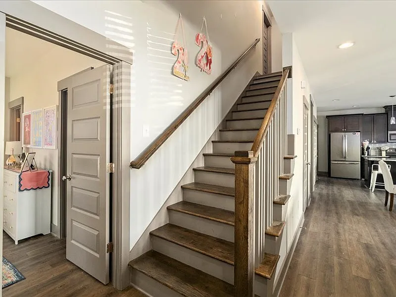5 bed, 4.5 bath, 2200 sqft, $7,212 — Photo 4
