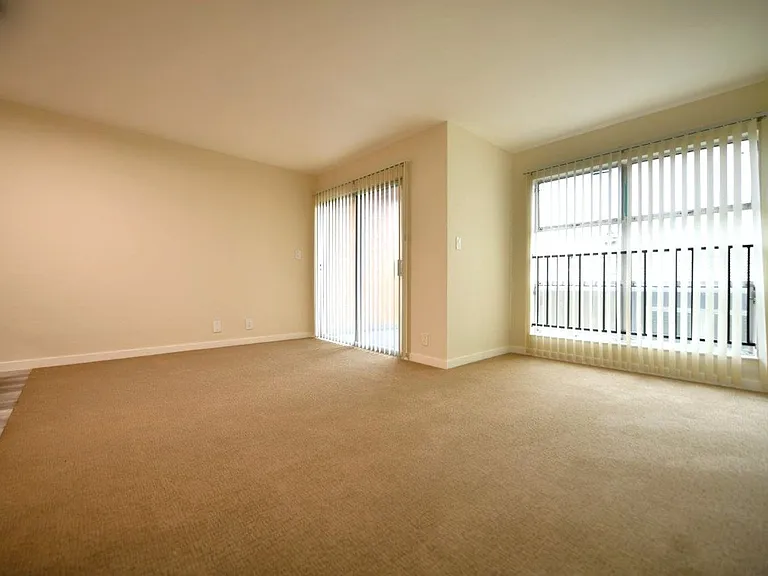 95 Linda Apartments — Photo 4