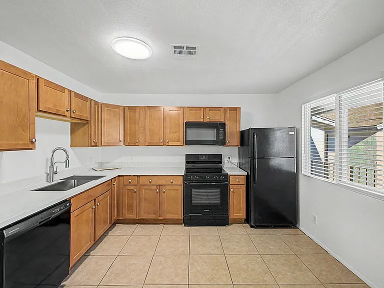 Twin Palms Apartments — Photo 3