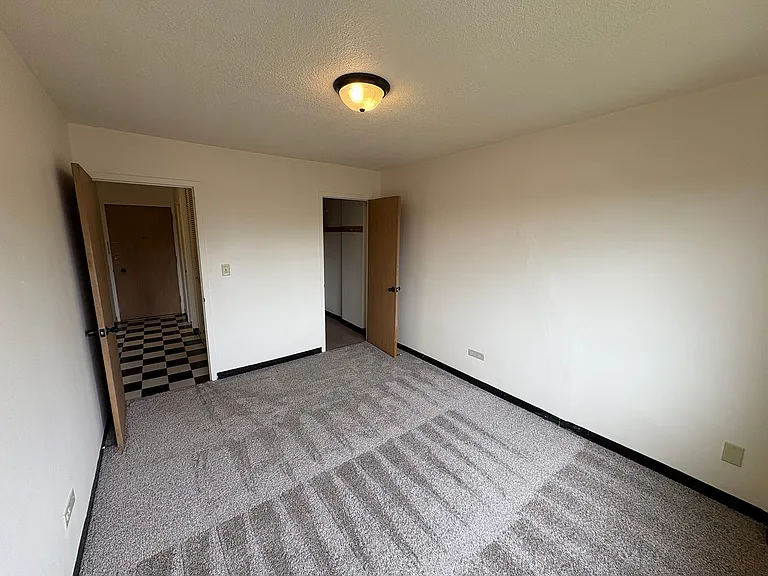 2233 N Summit Ave — Photo 22