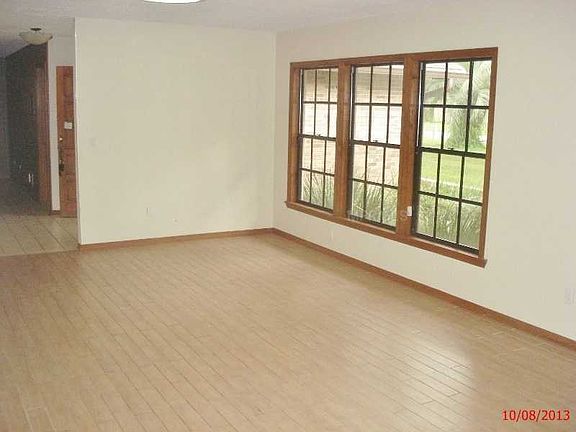 3rd image of 2000 Larchmont Dr