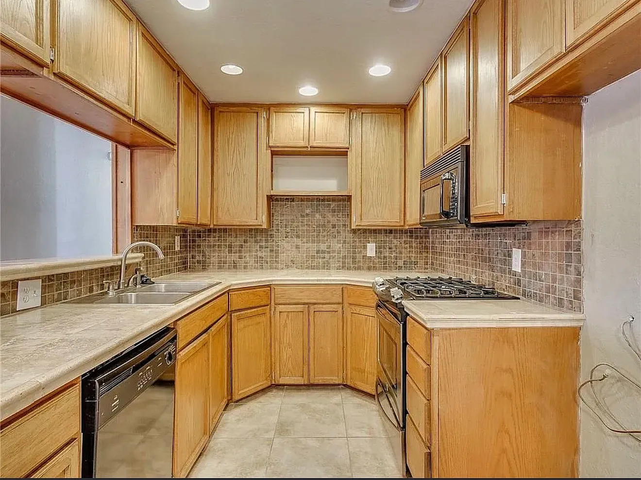 3 bed, 1.5 bath, 1170 sqft, $1,390 — Photo 3