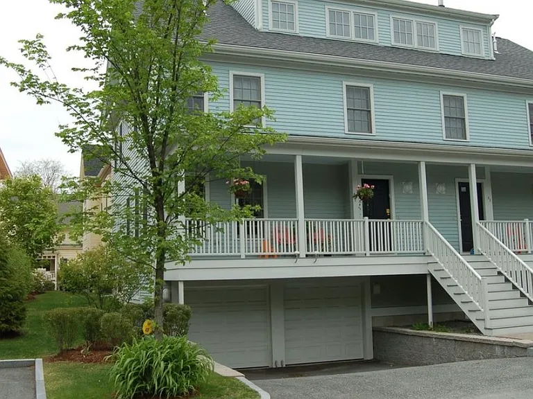 30 Russell Pl — Photo 1