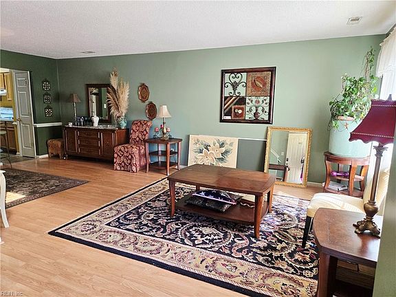 4th image of 140 Corwin Cir