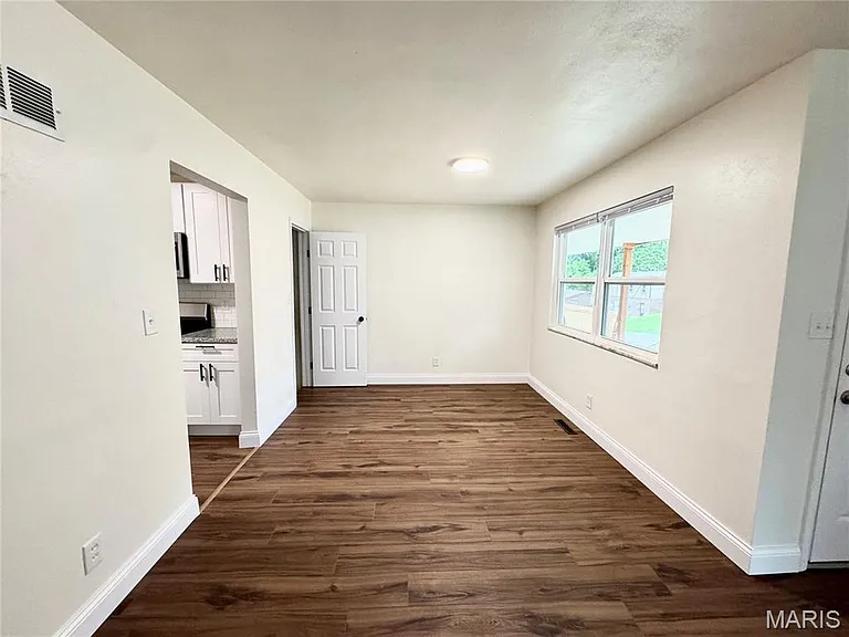 27 Nottingham Ln — Photo 2