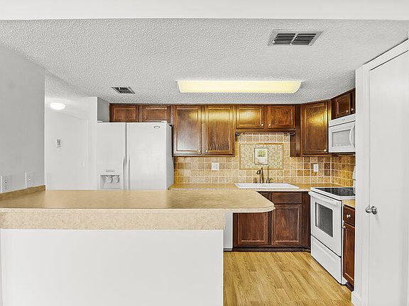 5th image of 28 Oakwood Park