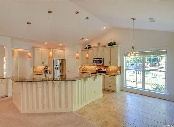 Large Island with Seating