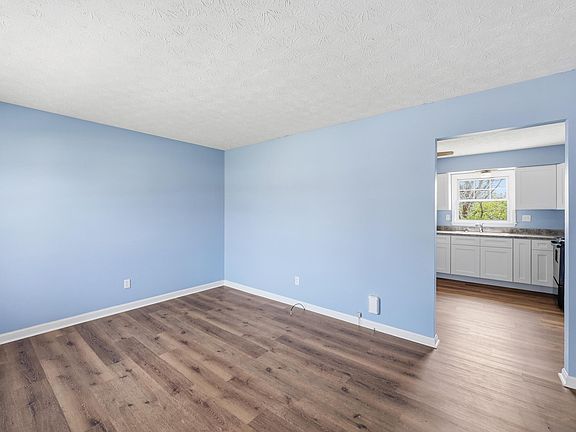 3rd image of 21 Raintree Ct