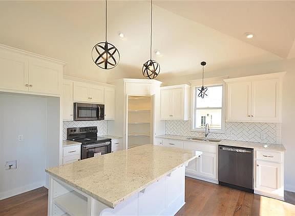 5th image of 307 Fairview Cir