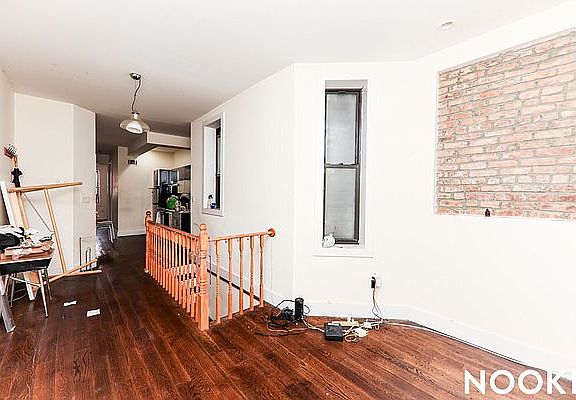 4th image of 900 Hart St #1LR