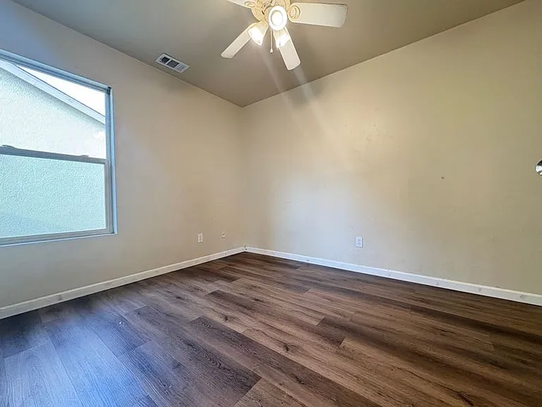 1003 Victoria Ave — Photo 12