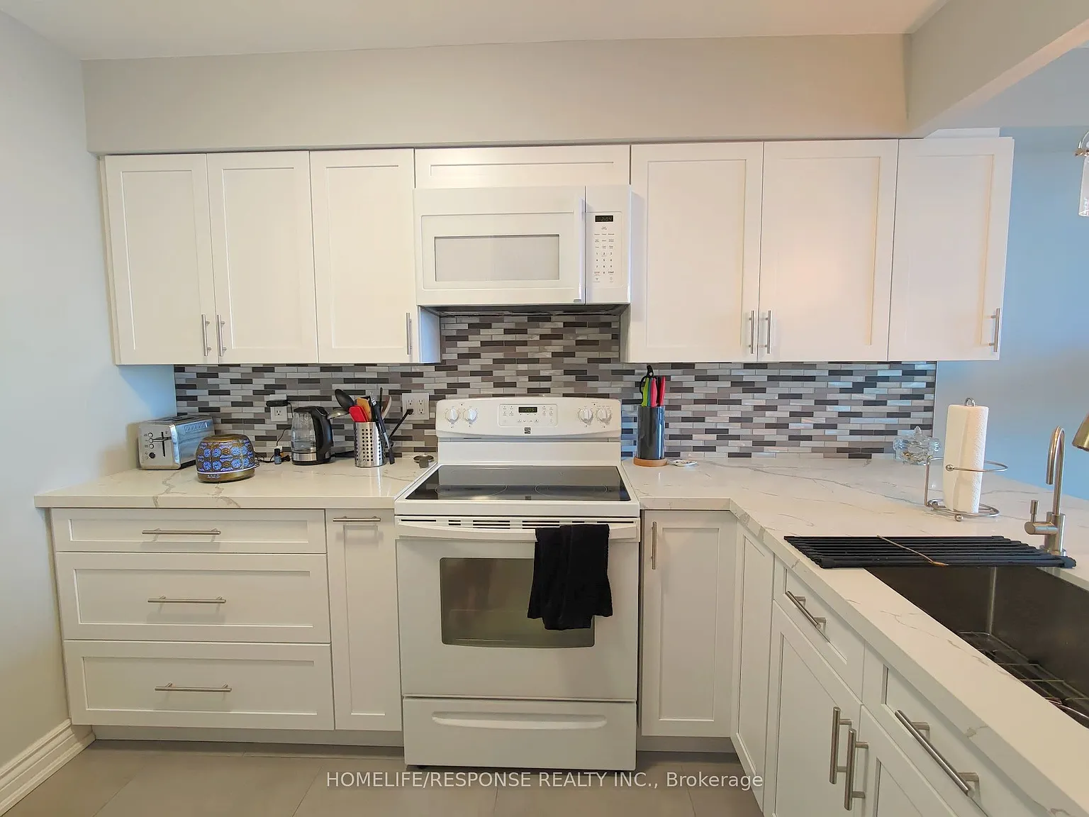 55 Elm Dr W — Photo 3