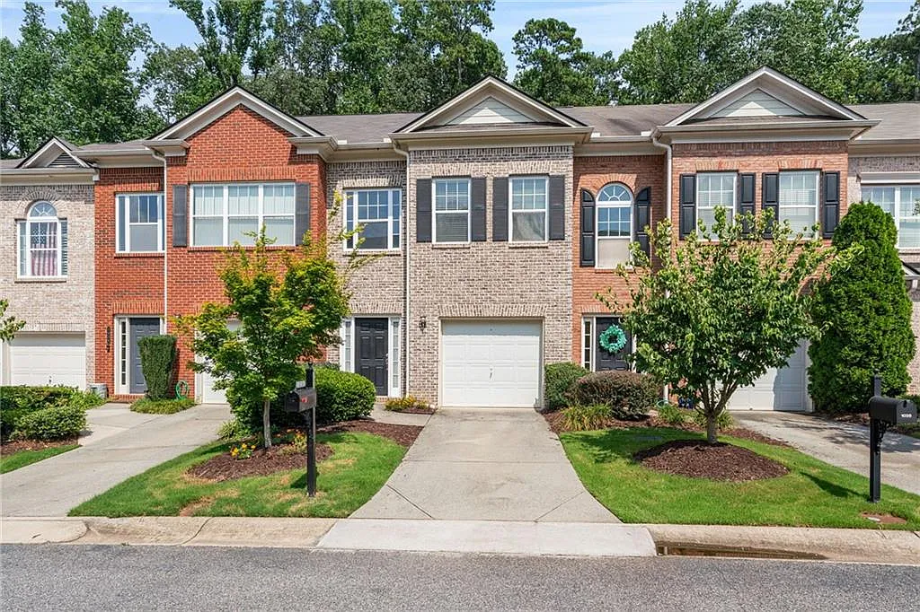 3 bed, 3.5 bath, 2390 sqft, $2,400 — Photo 1