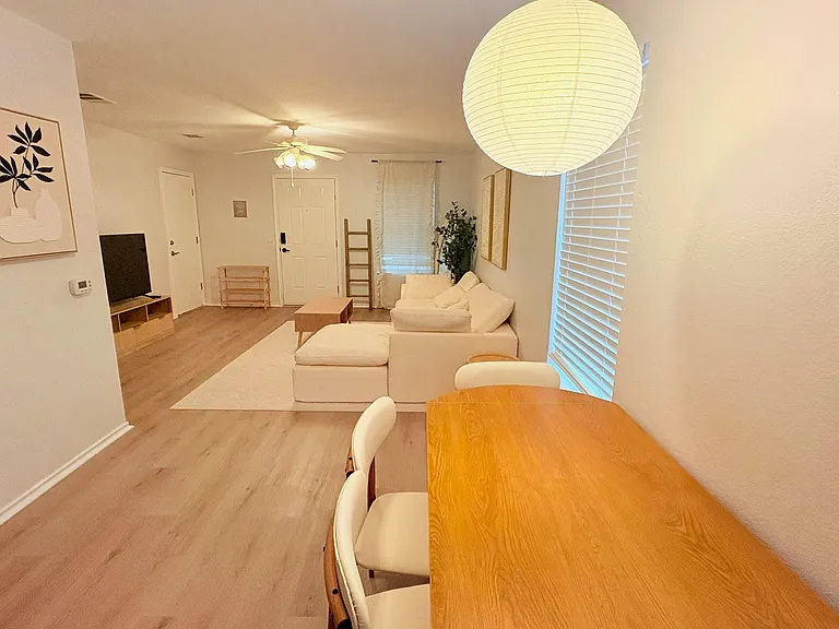 8608 Dittmar Oaks Dr — Photo 2