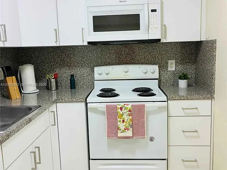275 NW 190th St — Photo 9