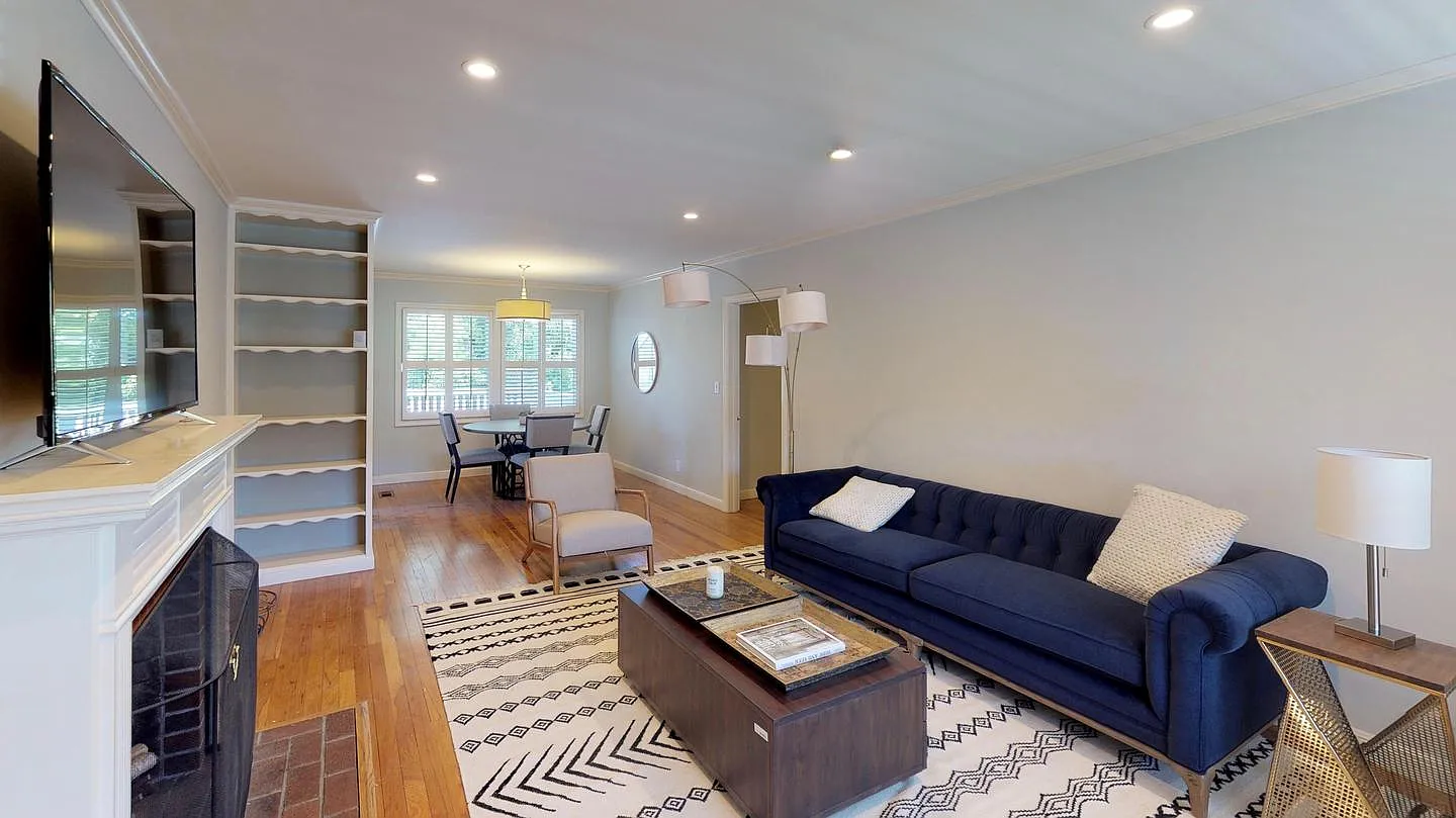 Private Bedroom in Delightful San Mateo Home With Lovely Patio — Photo 1