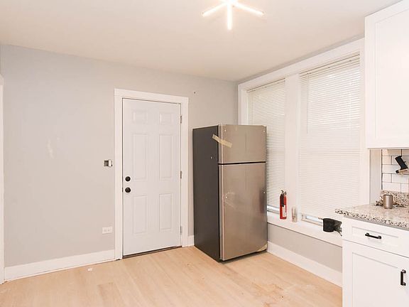 5th image of 1922 N Wilmot Ave #F2