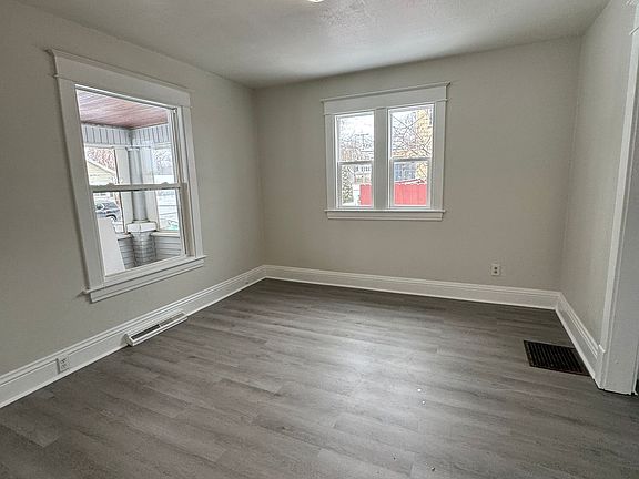 5th image of 1733 Caroline St