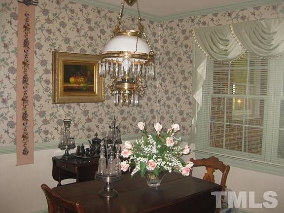 5th image of 102 W Thorndale Dr