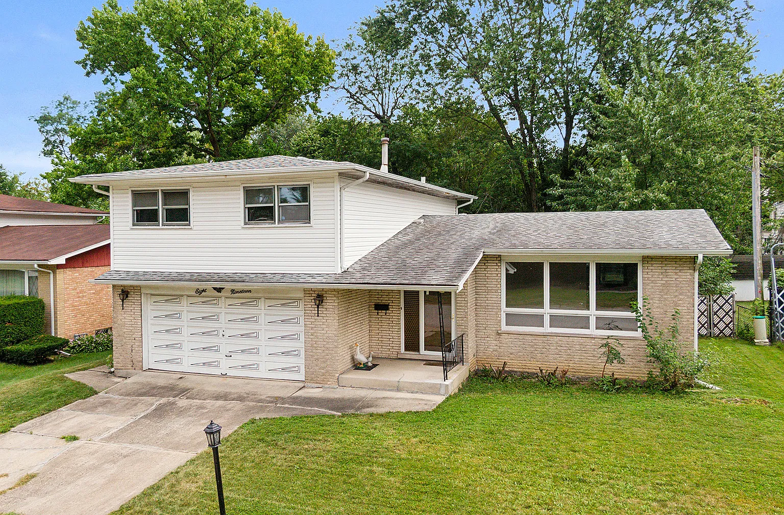 819 Riverview Dr photo 1