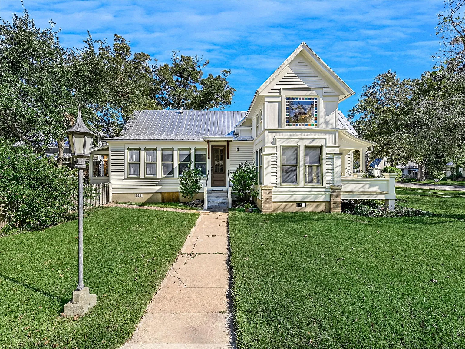2 bed, 2.5 bath, 1899 sqft, $2,500 — Photo 3