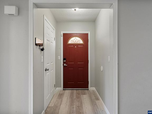 4th image of 2409 32nd Ave NE