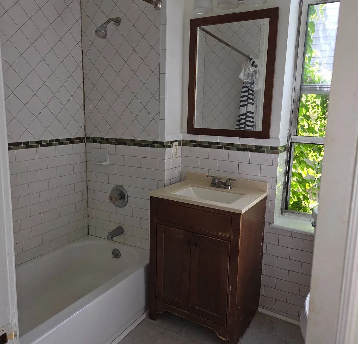 3 bed, 1.0 bath, 1100 sqft, $1,450 — Photo 3