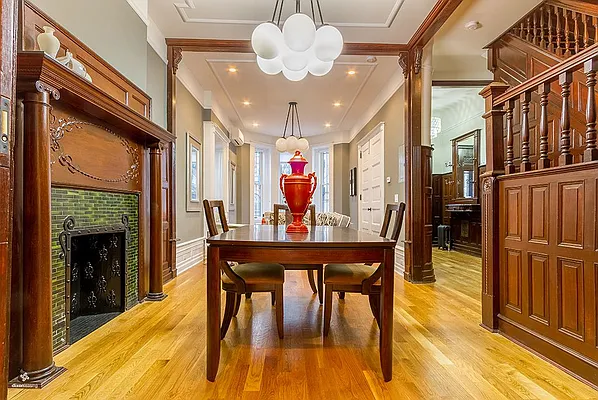 Rented by Dixon Advisory USA Inc. | media 32