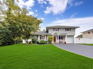 26 Riviera Dr, Smithtown, NY 11787