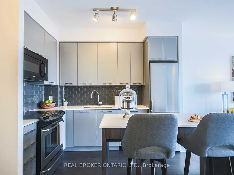 9471 Yonge St #623 — Photo 8