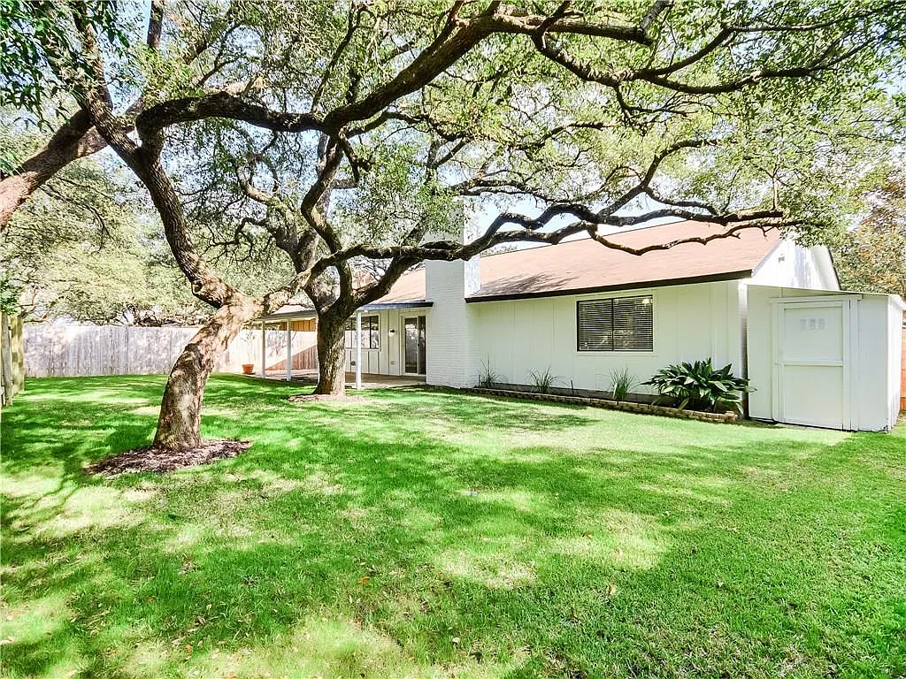 3 bed, 2.0 bath, 1529 sqft, $2,950 — Photo 2