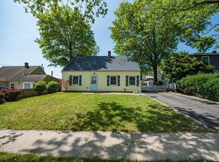 8 Hilltop Rd, Levittown, NY 11756