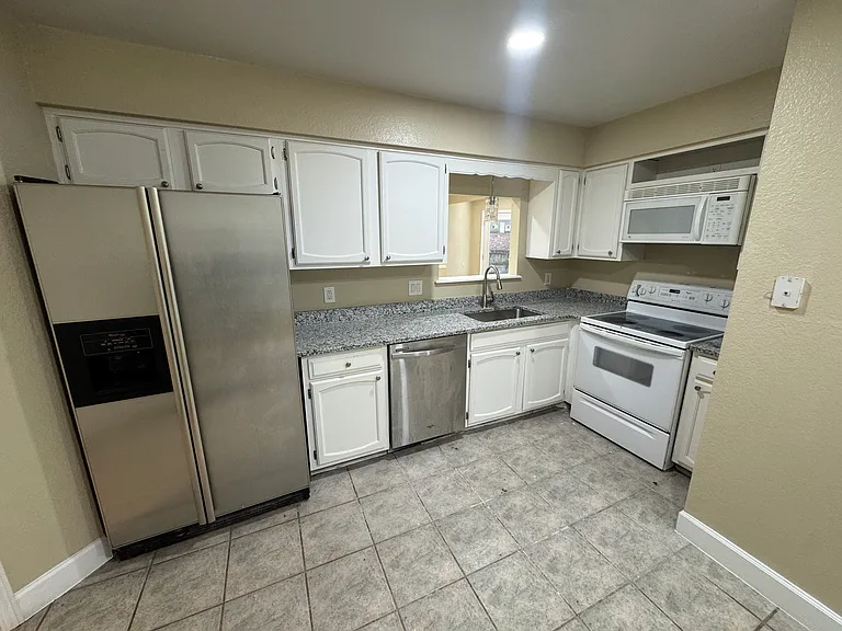 4600 S Maple Ave — Photo 3