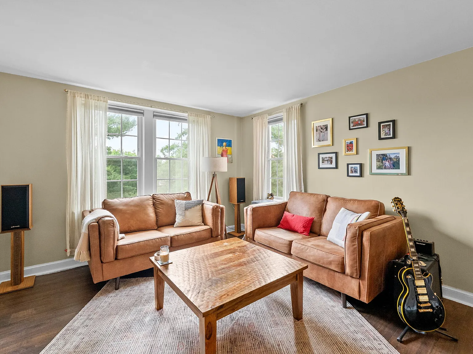 2 bed, 1.0 bath, 868 sqft, $2,400 — Photo 3