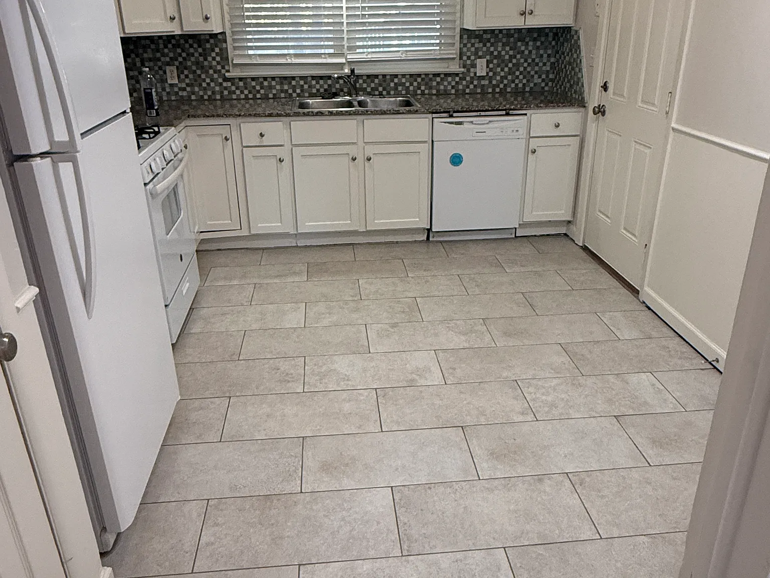 2332 Ashley Dr — Photo 2