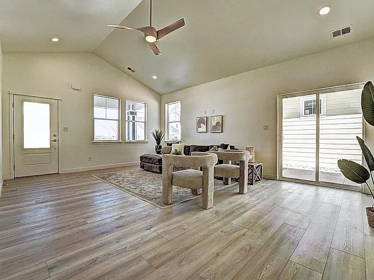 3 bed, 1679 sqft, $2,600 — Photo 3