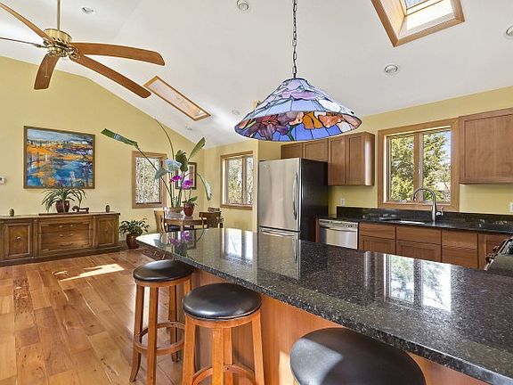 5th image of 60 Woodbine Dr