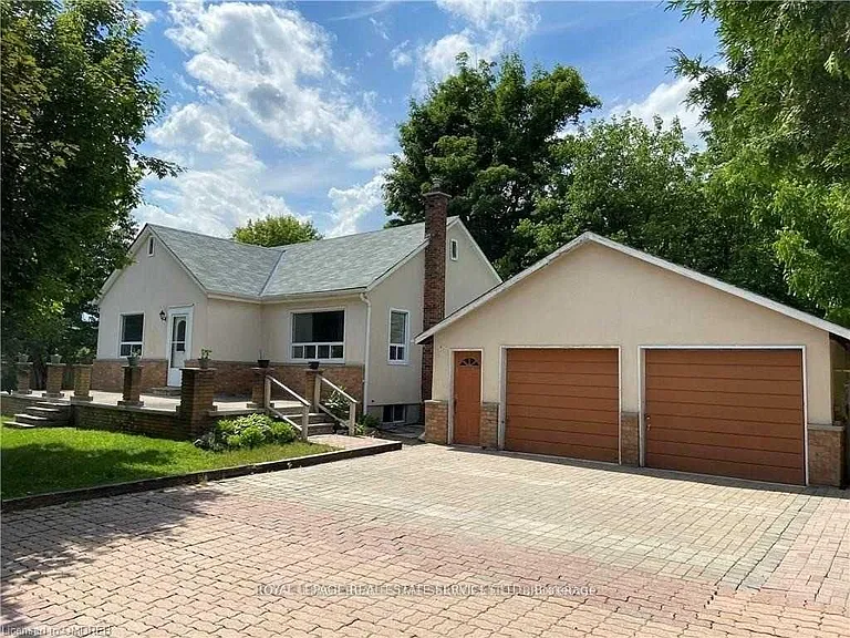 235 Lakeshore Rd W — Photo 1
