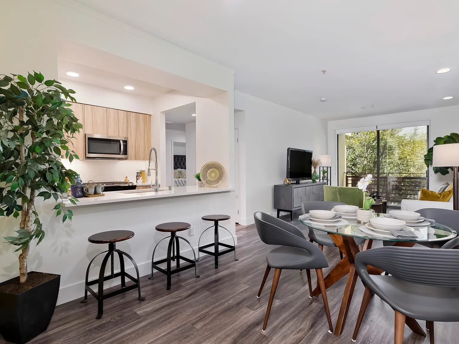 Living at Santa Monica — Photo 4
