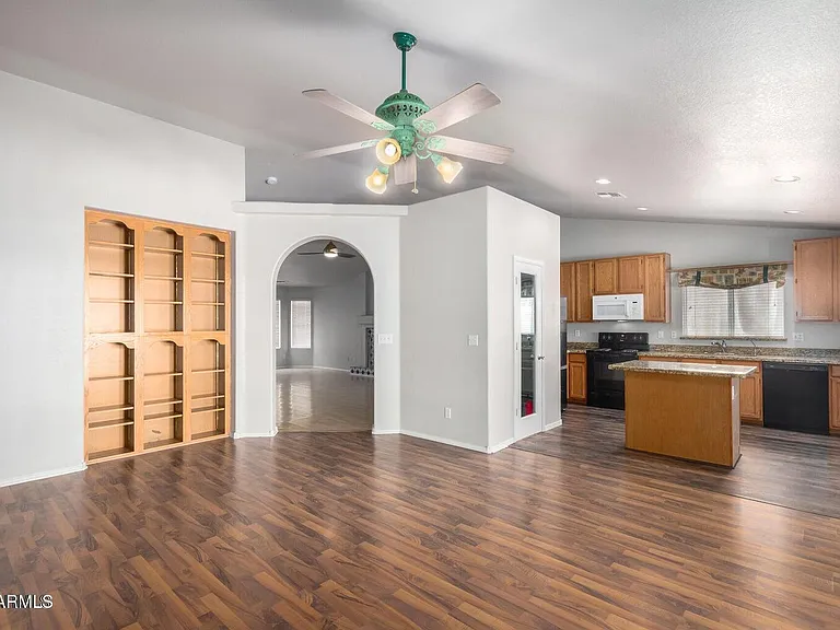 1924 E Sharon Dr — Photo 11